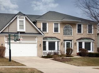 653 Clarendon Ln, Aurora, IL 60504