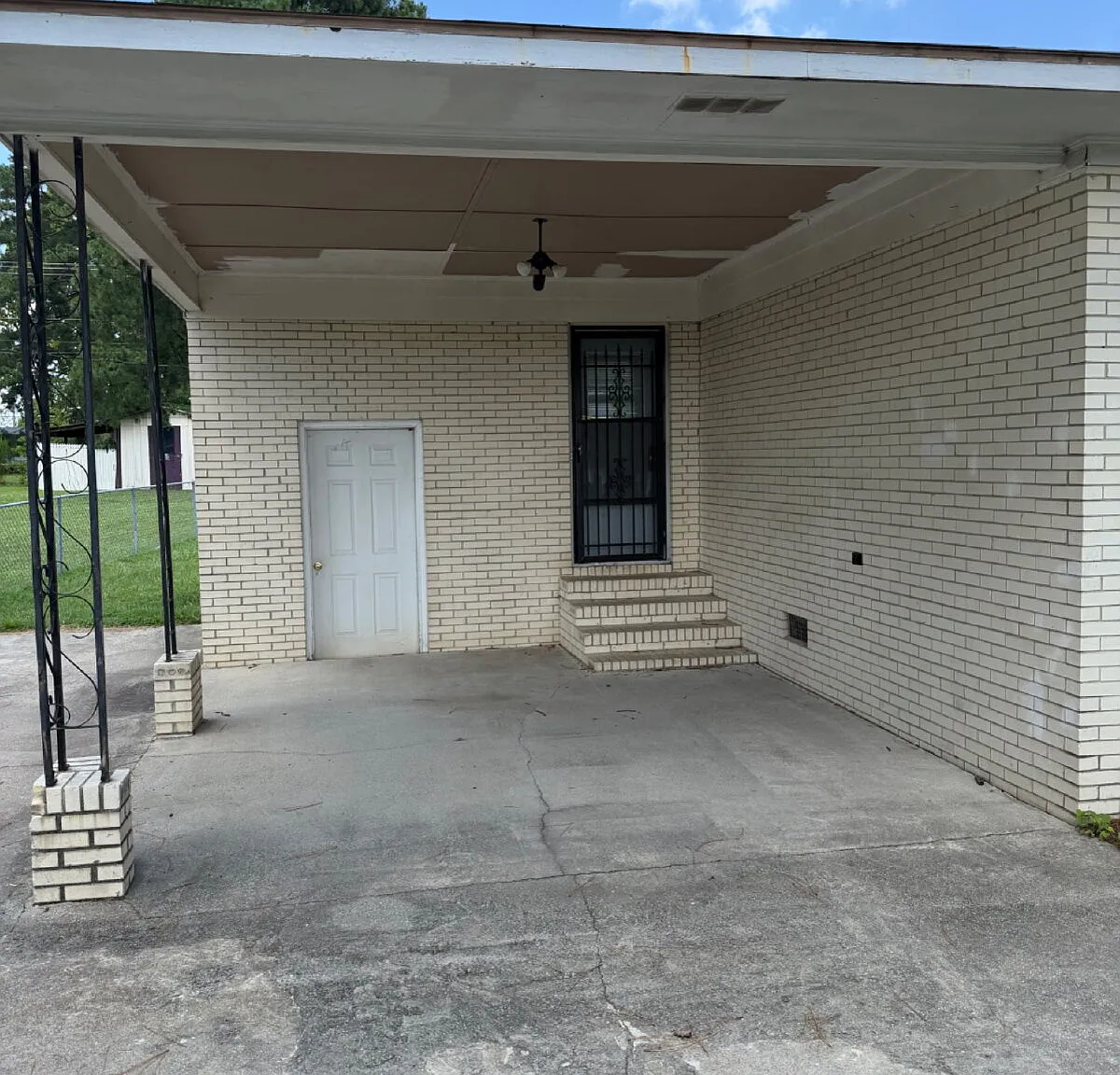 3 bed, 1.0 bath, 1035 sqft, $1,200 — Photo 2