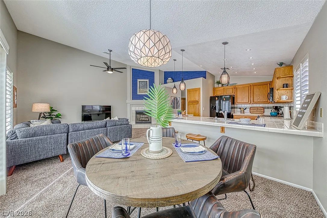 3 bed, 2.0 bath, 2036 sqft, $3,000 — Photo 4