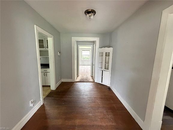 4th image of 165 Commodore Dr