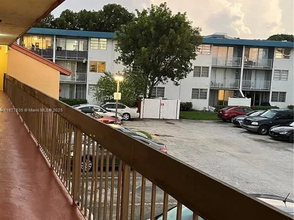 8875 Fontainebleau Blvd APT 203, Miami, FL 33172