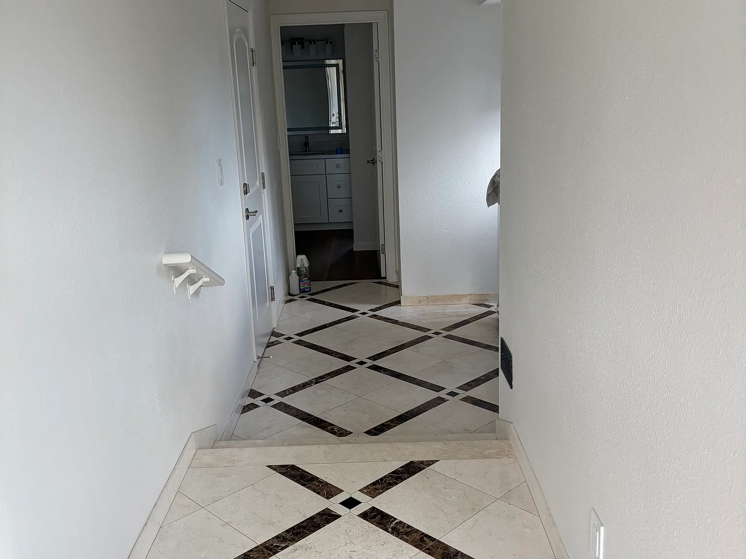 3 bed, 2.5 bath, 1831 sqft, $4,200 — Photo 2