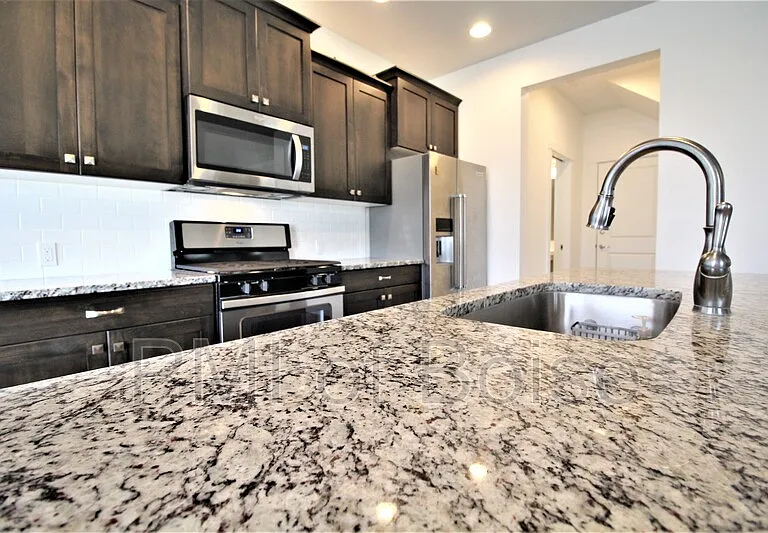 2080 S Hills Ave — Photo 7