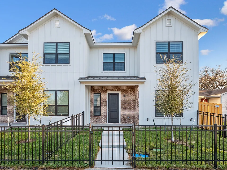 220 Tee Dr