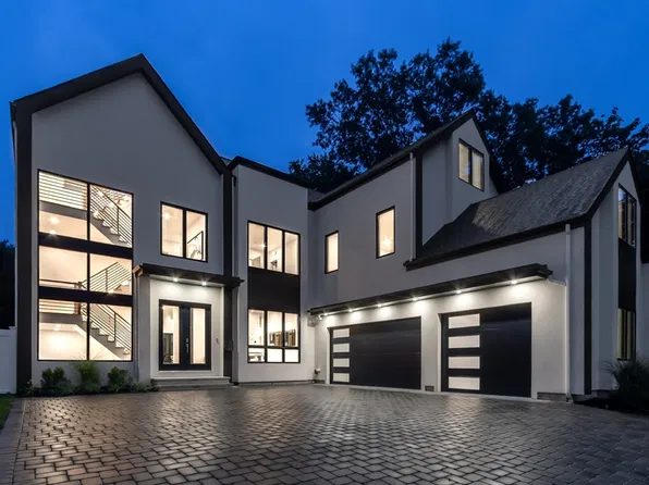 988 Dedham St, Newton, MA 02459