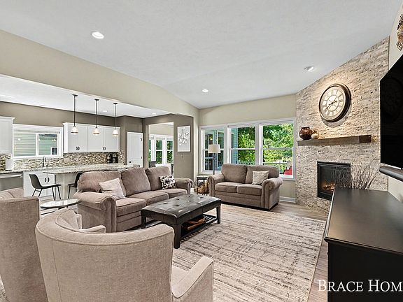 4th image of 2902 Woodridge Cir NE
