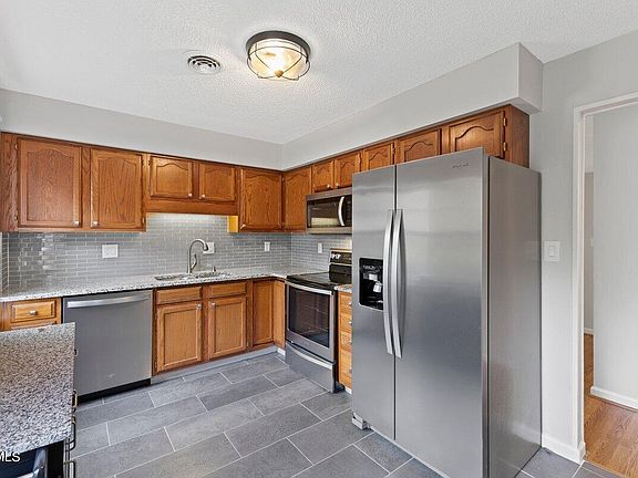 5th image of 2005 Williamsburg Sq Unit 2005