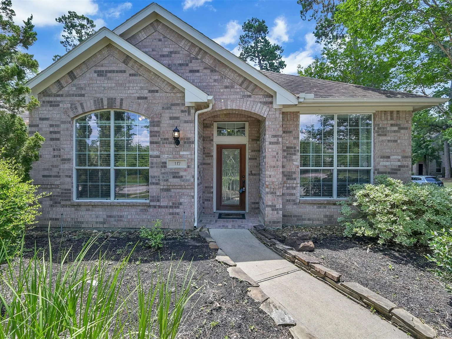3 bed, 2.0 bath, 1995 sqft, $2,500 — Photo 2