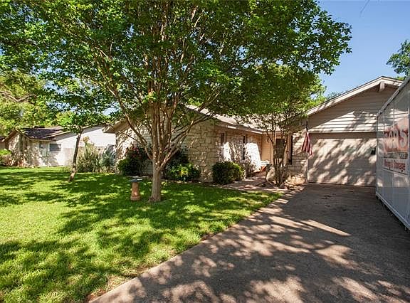 2nd image of 417 Chisholm Valley Dr