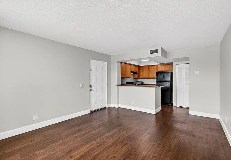 728 Executive Center Dr #29 — Photo 6