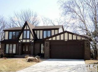 1045 Valley Stream Dr, Rochester Hills, MI 48309