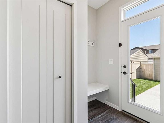 4th image of 43 N Willow Cres