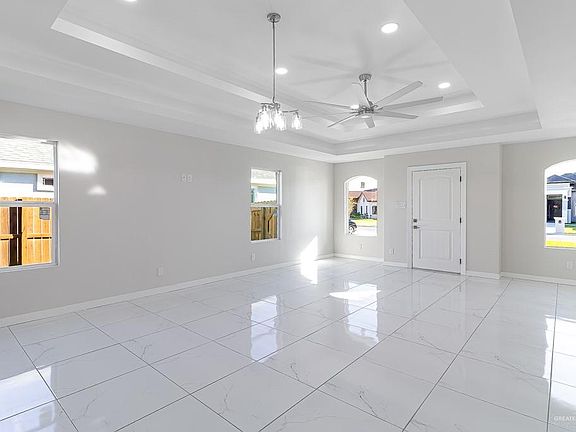 3rd image of 121 Palm Dr