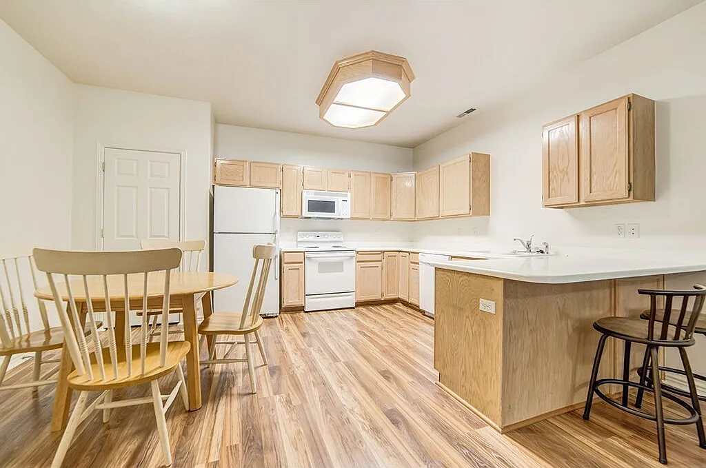 3 bed, 1205 sqft, $569 — Photo 2
