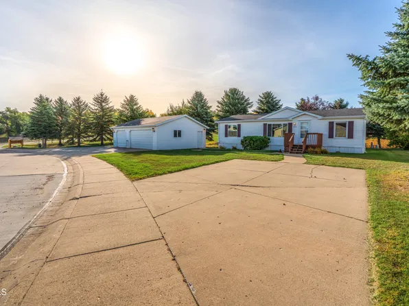 1817 Chandler Ln, Bismarck, ND 58503