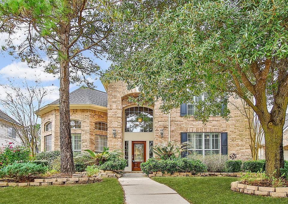 Stately 5 bedroom home with pool and spa in beautiful Gleannloch Farms