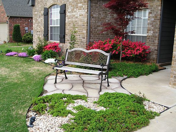 Front flowerbed - lots of Perennials - less maintenance!