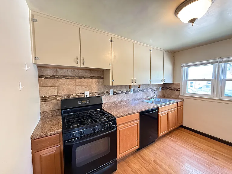 895 Russell St — Photo 5