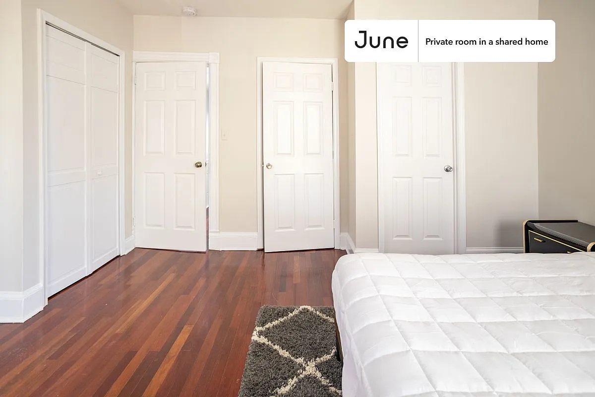 Queen bedroom in 3 bed/2.5 bath home in Trinidad #1567 C — Photo 3