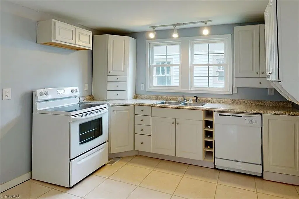 5 bed, 1500 sqft, $1,550 — Photo 2