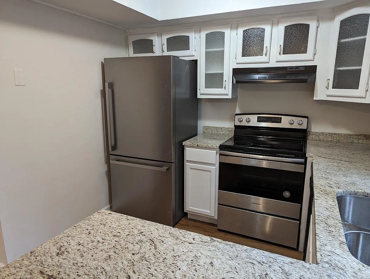 2 bed, 1.5 bath, 1000 sqft, $1,370 — Photo 3