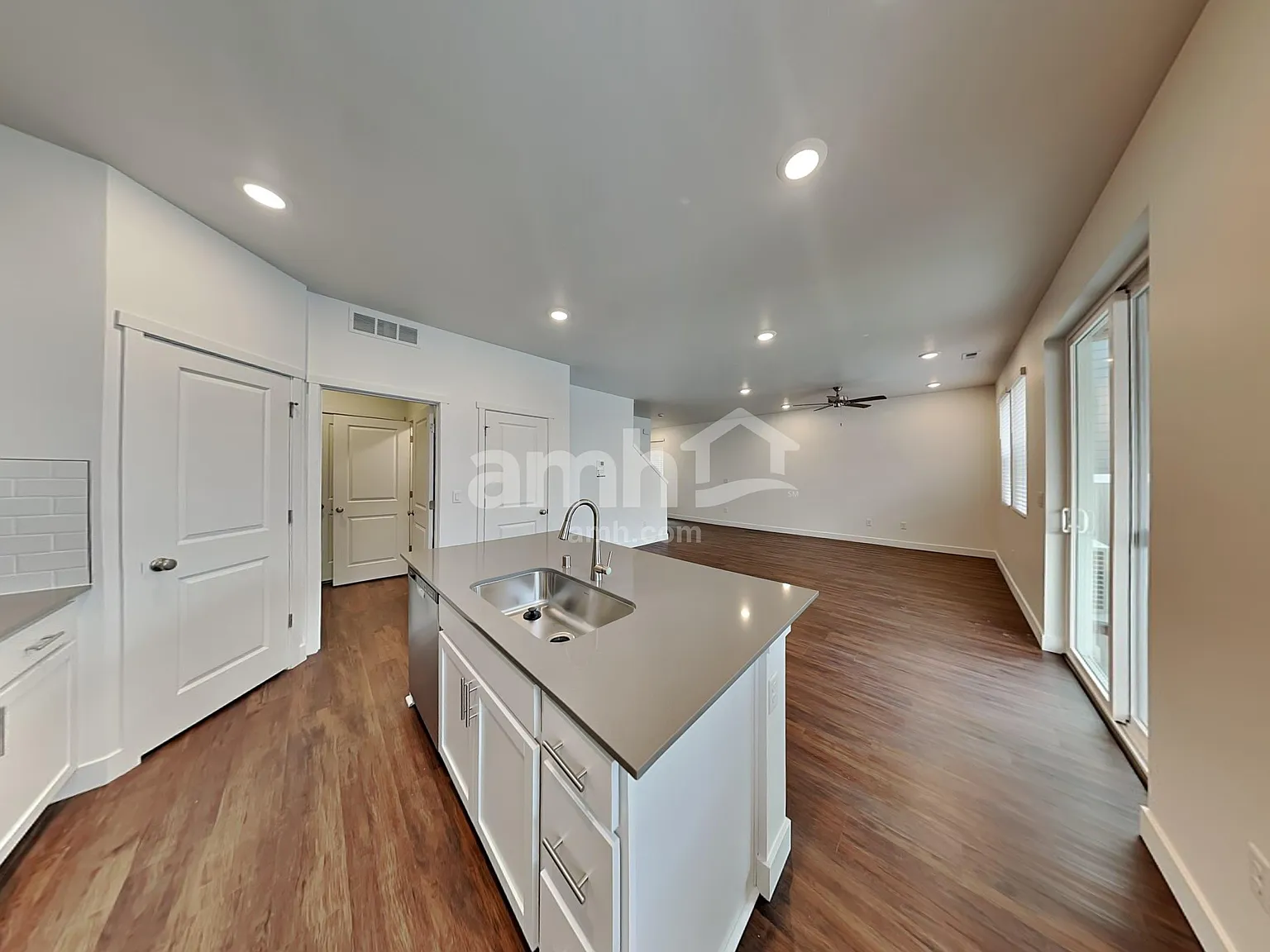 3 bed, 2.5 bath, 1691 sqft, $3,465 — Photo 4
