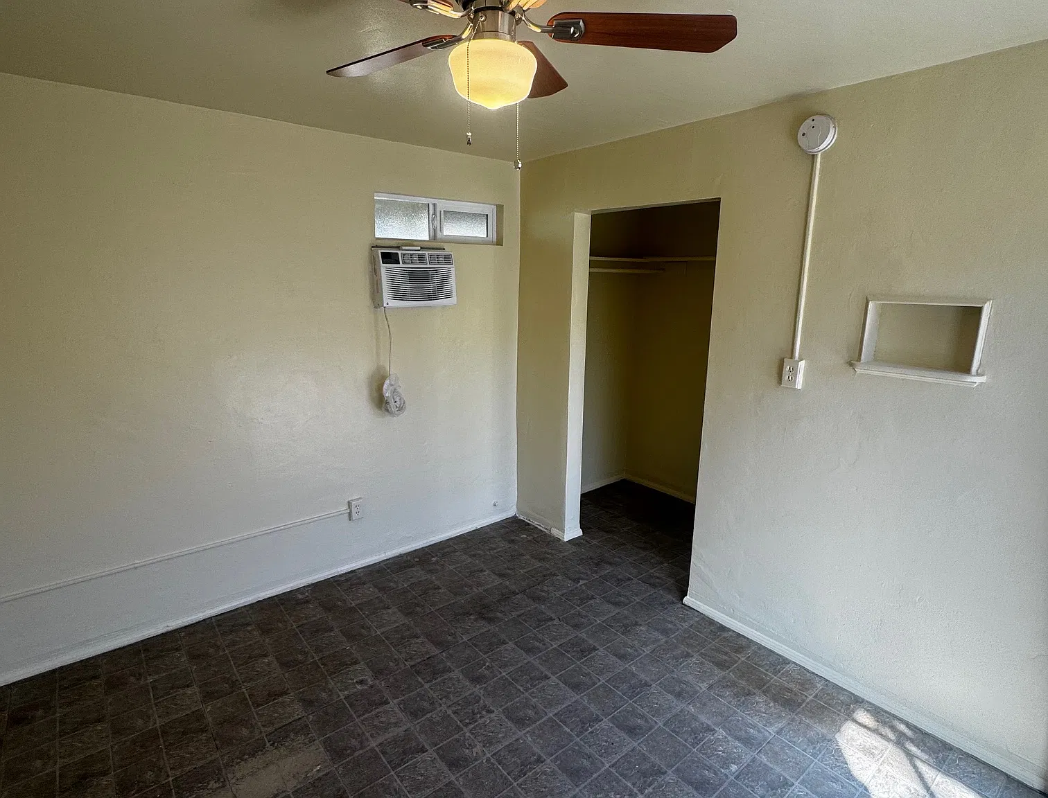 Studio, 300 sqft, $1,200 — Photo 2