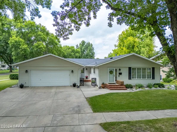 951 Darwin Dr, Grand Forks, ND 58203