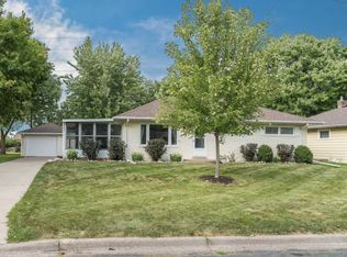 1665 Rose Pl, Roseville, MN 55113