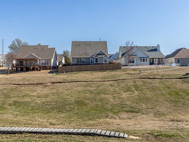 1501 NE Dysart Woods Ln — Photo 23
