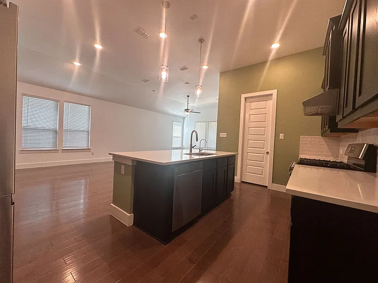 2609 Chevy Chase Dr — Photo 16