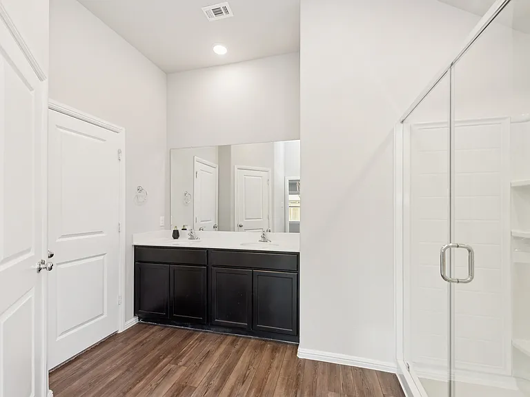 1421 Avalon Ct — Photo 9
