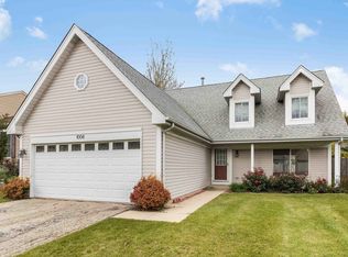 1008 E Streamwood Blvd, Streamwood, IL 60107