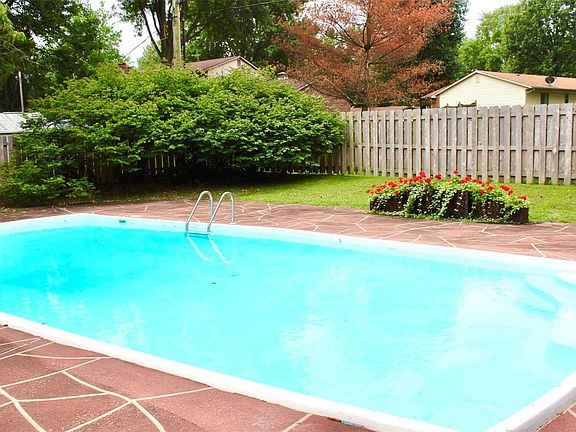 2nd image of 817 Lakeshore Dr