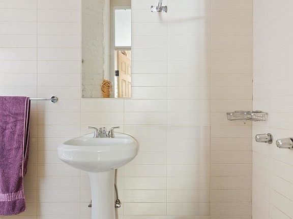 4th image of 228 E 13th St APT 2