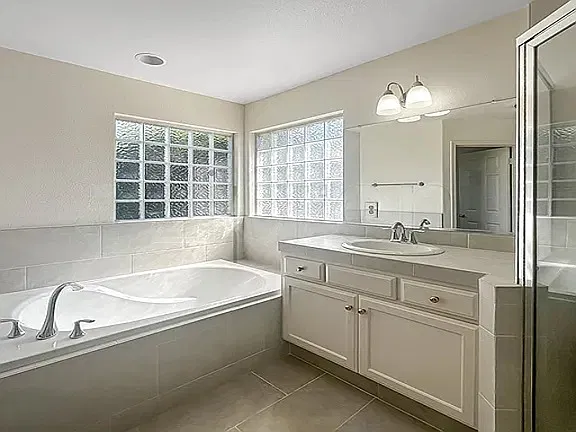 3 bed, 1950 sqft, $2,010 — Photo 1