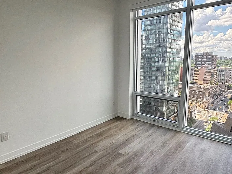 771 Yonge St #2105 — Photo 4