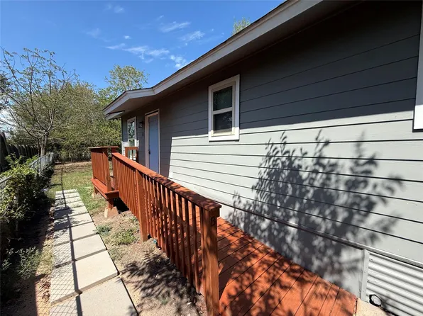 1009 Alex St #B, Lockhart, TX 78644