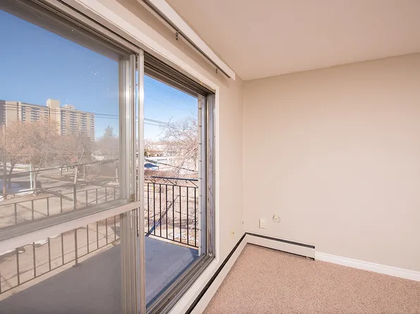 Mid City Manor, 10250 118th St NW, Edmonton, AB T5K 1Y5