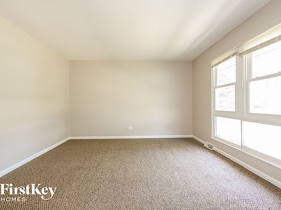 4th image of 216 E Maple Dr