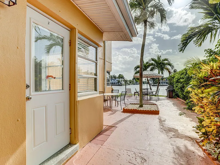 605 N Riverside Dr #2 — Photo 8