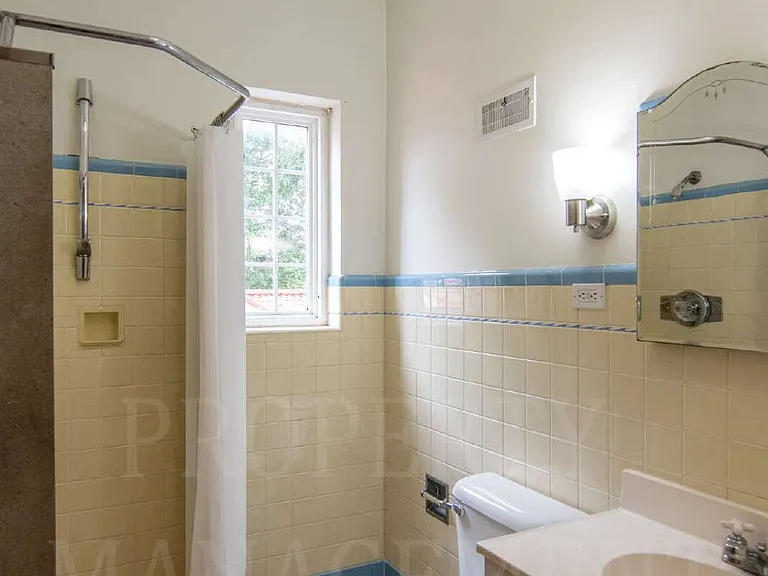 1110 W 5th St — Photo 35