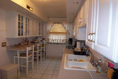 NEW KITCHEN/DISHWASHER/FRIG INCLUDED/RECESS LIGHTS