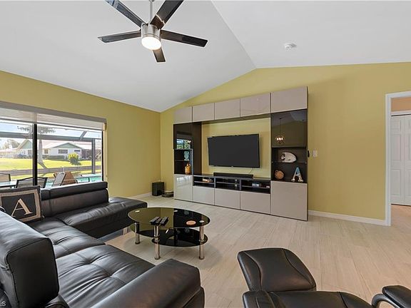 5th image of 609 SE 19th Ct