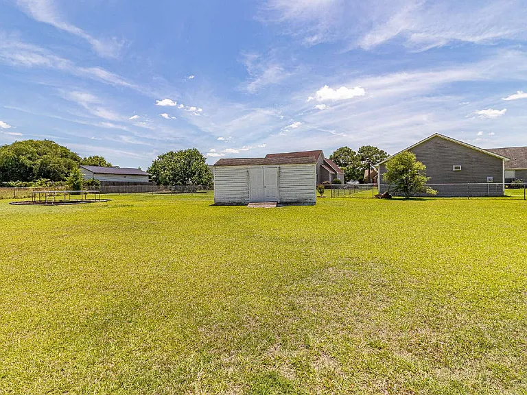 200 Ashworth Dr — Photo 35