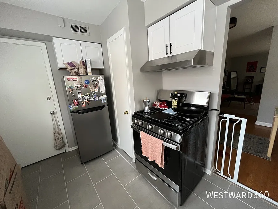 Building Photo - 1624 W Touhy Ave #3A