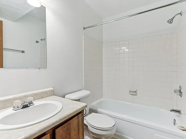 410 - WINDING BROOK APARTMENTS — Photo 23
