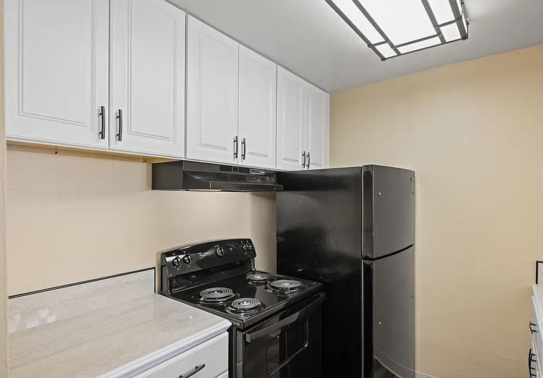Park Plaza Apartments — Photo 34