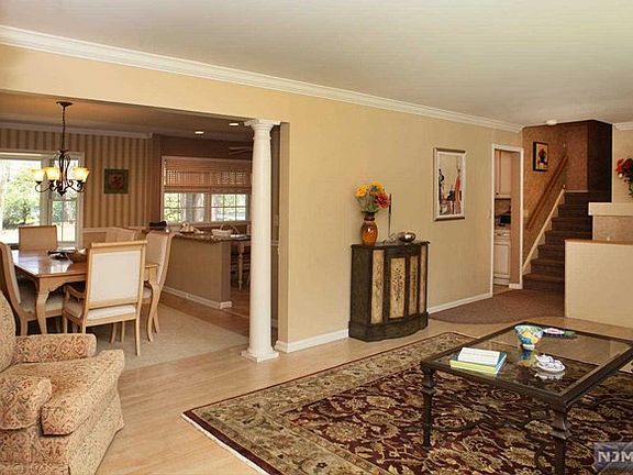 5th image of 84 Pinecrest Dr