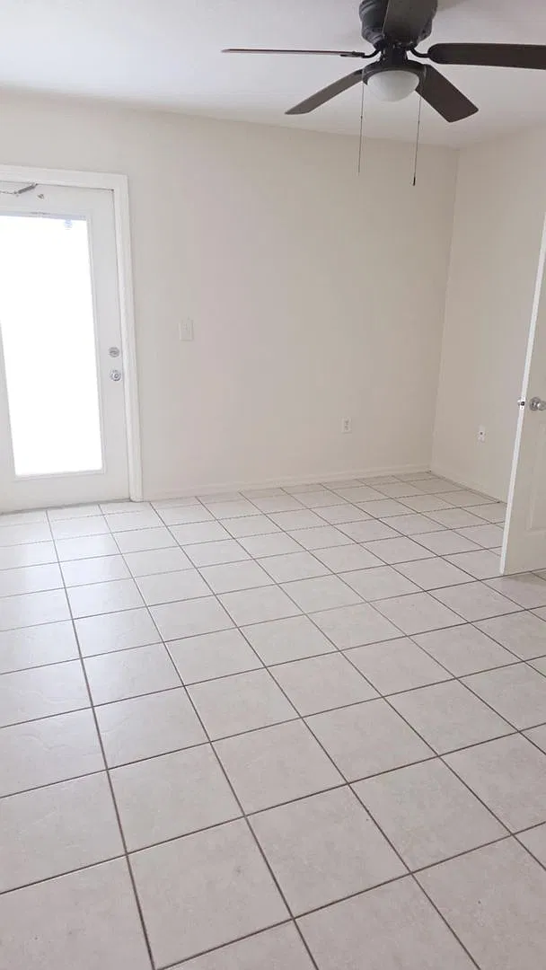 Large 2 bed 2 bath inside laundry. Pet friendly. — Photo 4